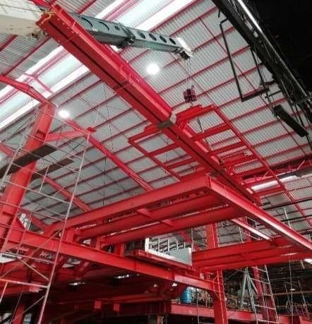 Estructura de acero para cubierta con largueros y lámina en instalación