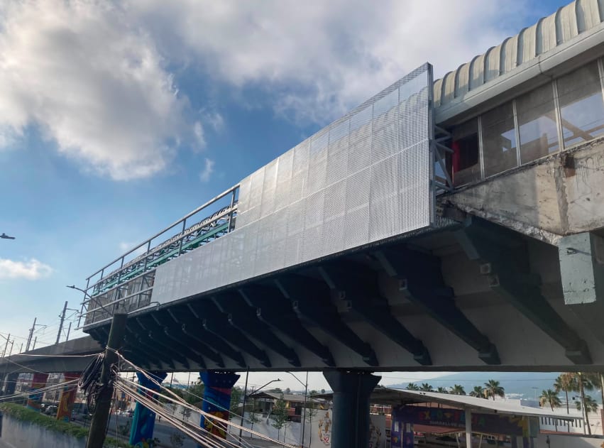 Claro de acero terminado del paso peatonal en la estación Metro Exposición