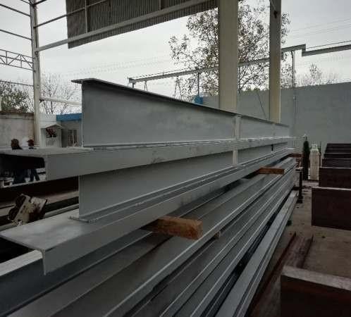 Trabe armada de placa de acero en el taller de fabricación