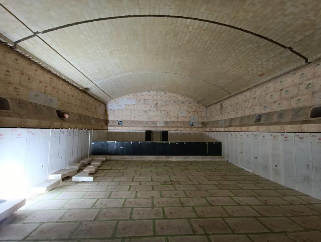 Túnel refractario abovedado en el interior de un horno de vidrio