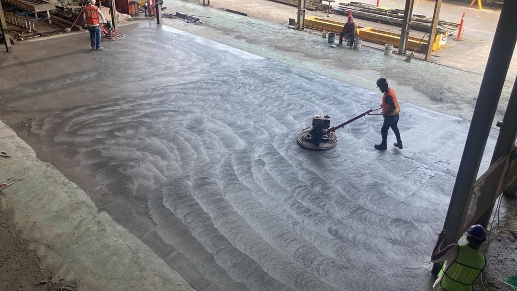 Alisado de una losa de concreto recién colada con llana mecánica