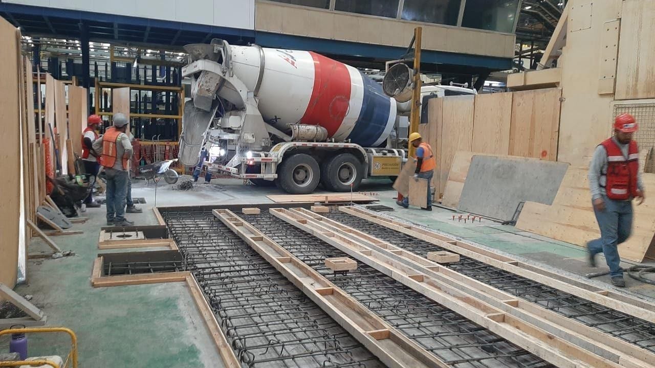 Colado de concreto con olla revolvedora y cuadrilla sobre armado y cimbra