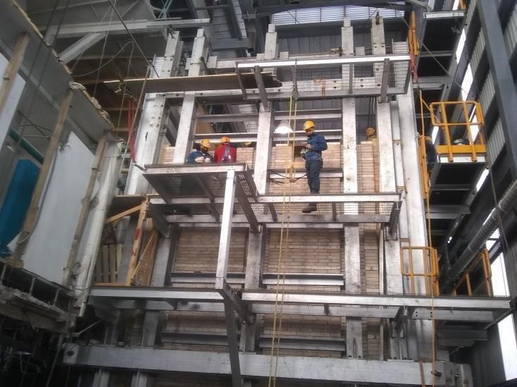 Construcción de la bóveda refractaria sobre la estructura de acero del horno