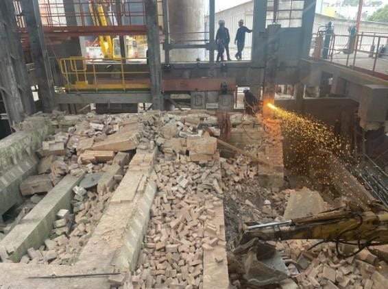 Demolición de refractario durante el overhaul de un horno de vidrio