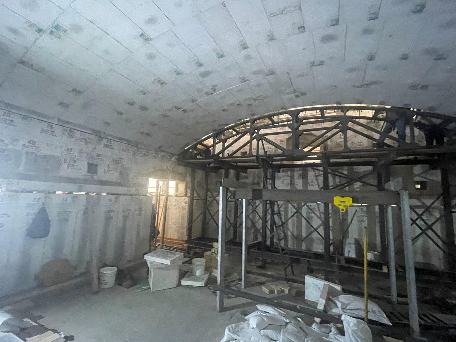 Túnel refractario y estructura de acero en el interior de un horno