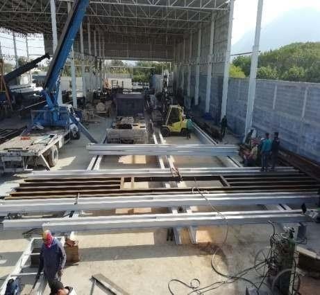 Patio de fabricación con perfiles de acero y cuadrilla trabajando